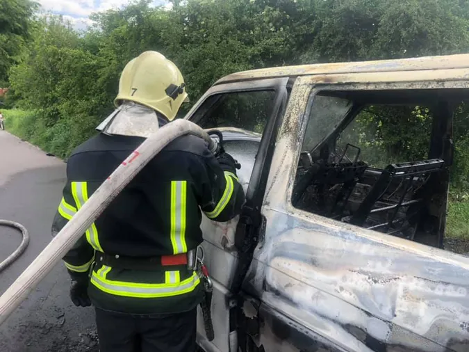 У Володимирі посеред вулиці дотла вигорів мікроавтобус (фото)