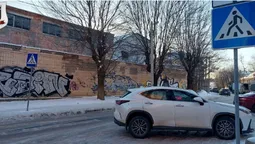 У Луцьку муніципали покарали водіїв, які залишили автівки на переходах (фото)