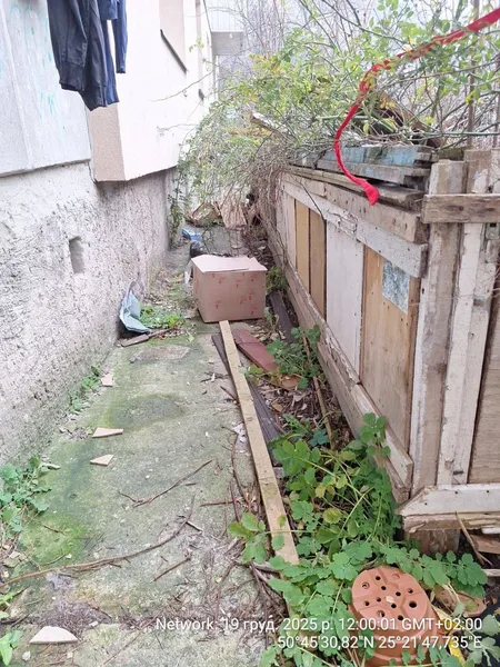 У Луцьку знесли незаконні огорожі у дворах (фото)