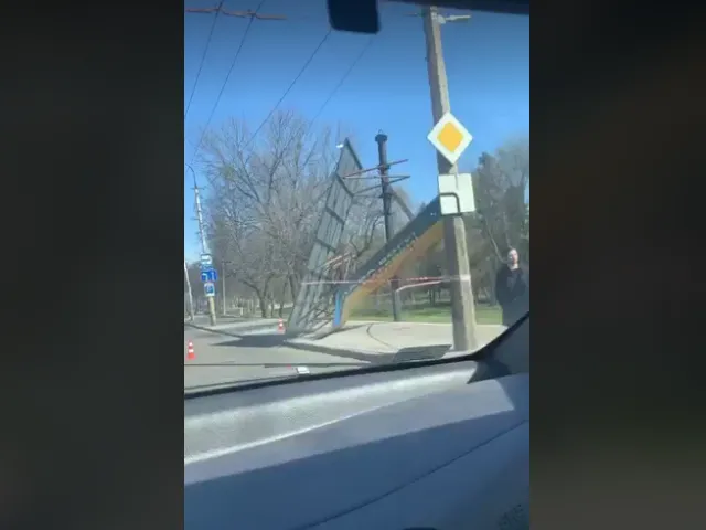 У Луцьку на тротуар впав патріотичний білборд (відео)