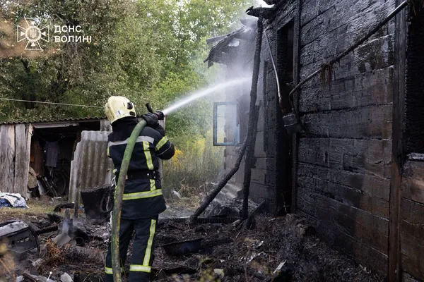 Вибухи та чорний дим: поблизу Луцька ущент згорів житловий будинок (відео)