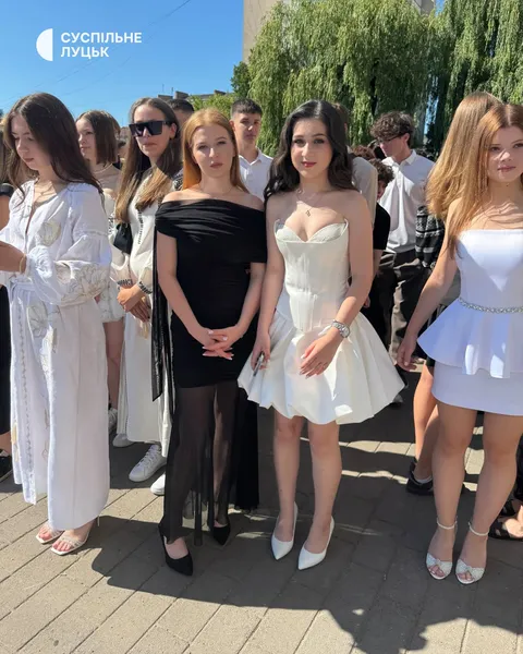 У центрі Луцька понад 300 випускників-відмінників отримали свідоцтва з відзнаками(фото)
