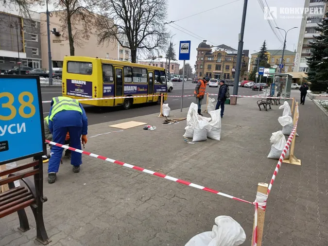 У центрі Луцька встановлюють «розумну» зупинку (фотофакт)