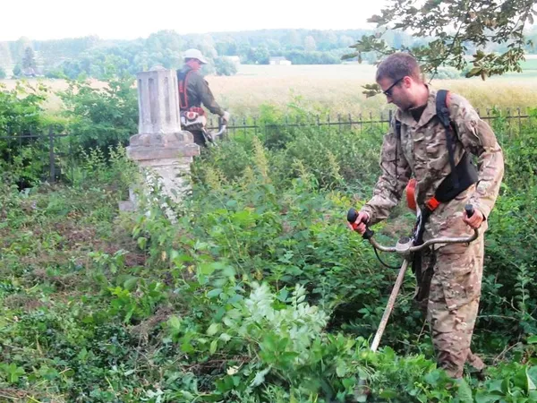 Волиняни впорядкували українські кладовища в Польщі (фото) 