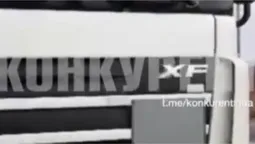Польські протестувальники розвернули вантажівку з військовими автомобілями (відео)