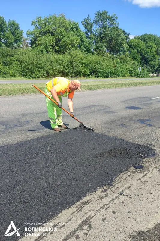 Між Луцьком і Рівненщиною «облагороджують» дорогу (фото)