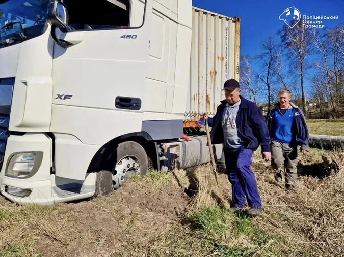 На Волині вантажівка загрузла на узбіччі й перекрила рух через міст (фото)
