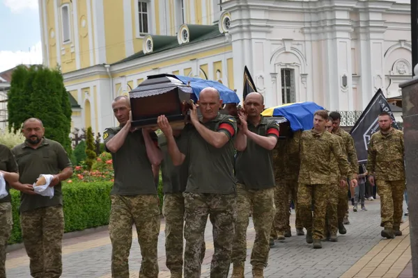 У Луцьку попрощались із Героями Андрієм Кравчуком та Романом Смалем (фото)