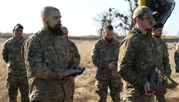 Врятована на фронті кішка Монка сиділа на труні: на Волині попрощалися з 23-річним азовцем «Фоксом» (фото)
