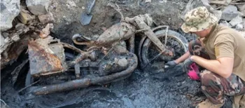 Дунай обмілів і відкрив таємницю: з-під води показався німецький військовий мотоцикл із останками солдата (фото)