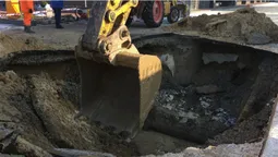 Прорив на водогоні біля «ПортCity»: показали масштаби провалля (фото, відео)