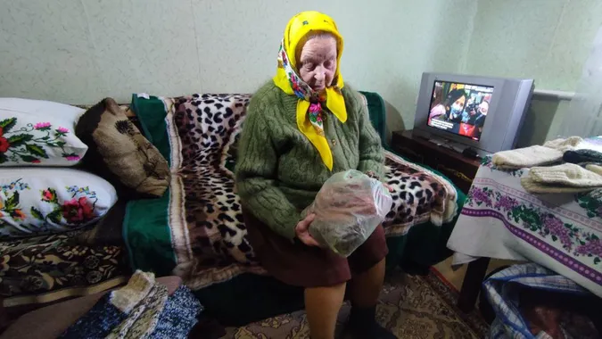 Пенсіонерка з Волині передала військовим на передову 120 пар в'язаних шкарпеток (фото, відео)