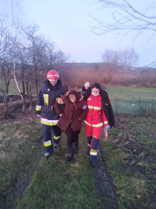 На Волині «швидка» не доїхала до хворої – застрягла у багнюці (фото)