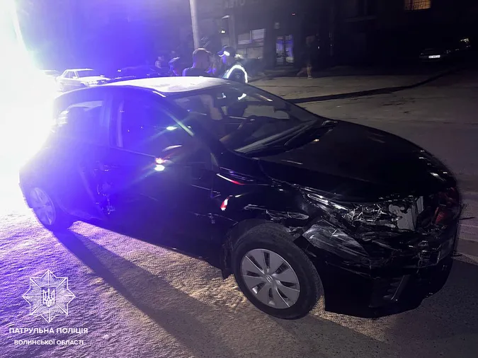 У Луцьку водій Toyota влетів в лавету та виніс паркан (фото)