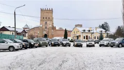 Лучани передали 10 автомобілів на потреби ЗСУ (фото)