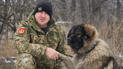 «Ведмедик-антистрес»: як чотирилапий побратим допомагає на фронті воїну з Волині (фото)