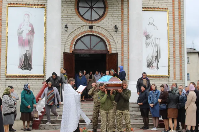Залишилась дружина та двоє синів: у Маневичах прощались з Героєм Андрієм Іщиком (фото)