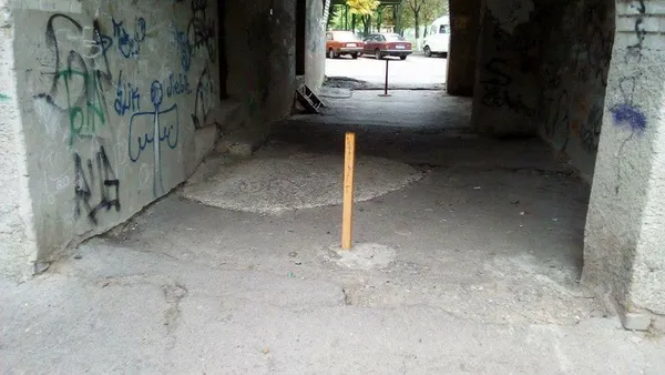 Муніципали Луцька демонтують самовільні шлагбауми та обмежувачі руху у дворах