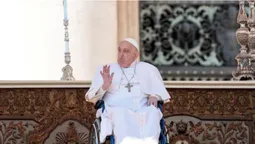 З кисневою трубкою та на кріслі колісному: Папа Римський з’явився на публіці після хвороби (фото)