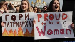 «Я — транс-жінка-феміністка» та «Бог! Батьківщина! Патріархат!»: у Києві контрмарші, є затримані