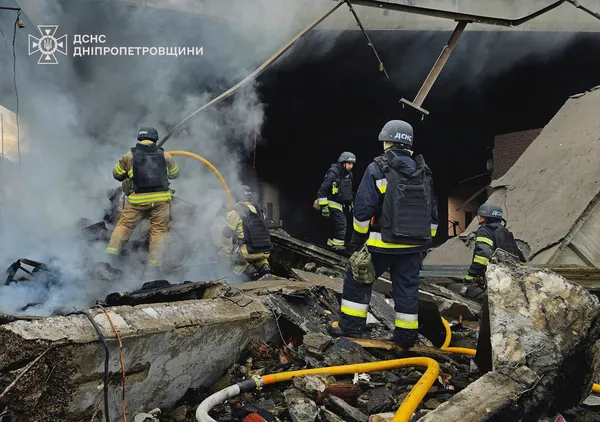 Атака на Дніпро: троє поранених, зруйновані будівлі та понівечені автівки (фото)
