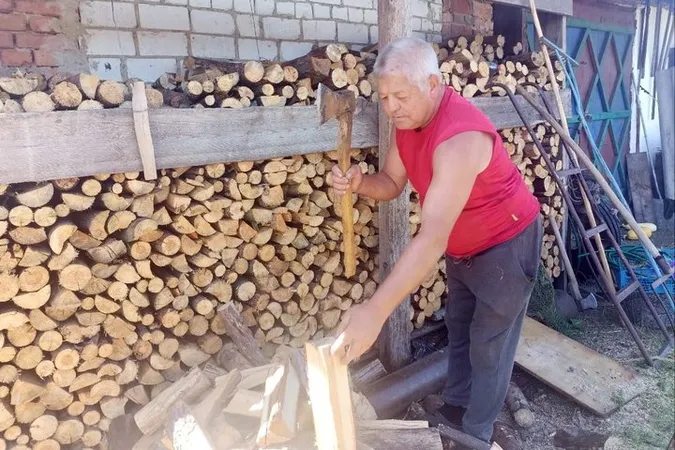 Анатолій Борисюк рубає куплені на зиму дрова. Суспільне Луцьк