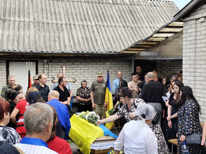 У Ківерцях на колінах зустріли загиблого воїна Володимира Зелінського (фото)