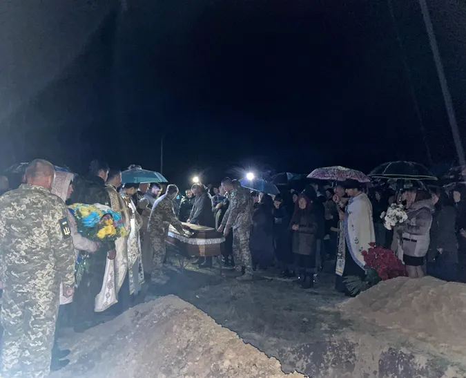 Йому було всього 27: волиняни на колінах прощалися з молодим захисником України (фото, відео)