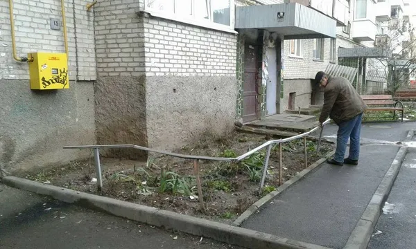 Луцькі муніципали продовжують зносити обмежувачі руху (фото)