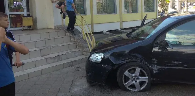 У Луцьку на Соборності авто злетіло з дороги і врізалось в магазин (фото)