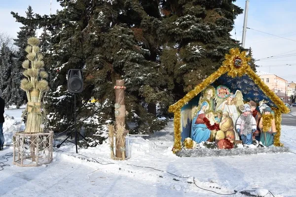 На Театральному майдані в Луцьку вперше встановили Різдвяного Дідуха (фото)