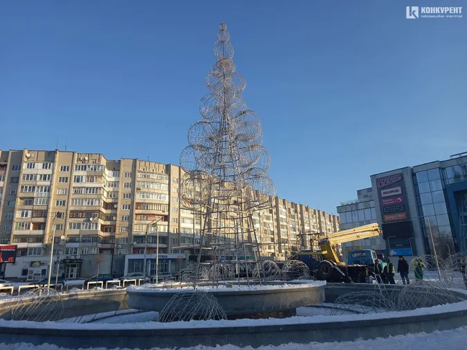 Біля «Променя» в Луцьку розбирають ялинку (фото)