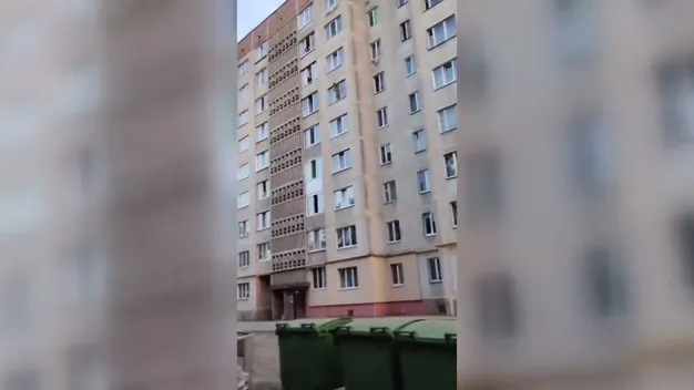 У Луцьку чоловік намагався вистрибнути з вікна багатоповерхівки (відео)