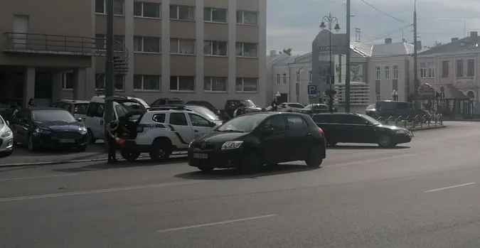 У центрі Луцька через ДТП ускладнений рух (фото, відео)