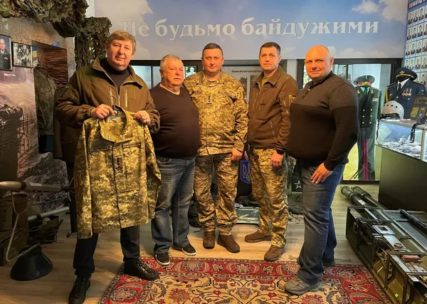 До військового музею у Луцьку передали форму Залужного (фото)