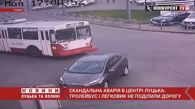 Показали момент зіткнення легковика та тролейбуса в центрі Луцька (відео)