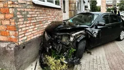 «Відволікся»: у Луцьку п'яний водій в’їхав у стіну будинку (фото, відео)