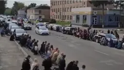 Стоячи на колінах: у Рожищі зустріли тіло загиблого Героя Віталія Кавки (відео)