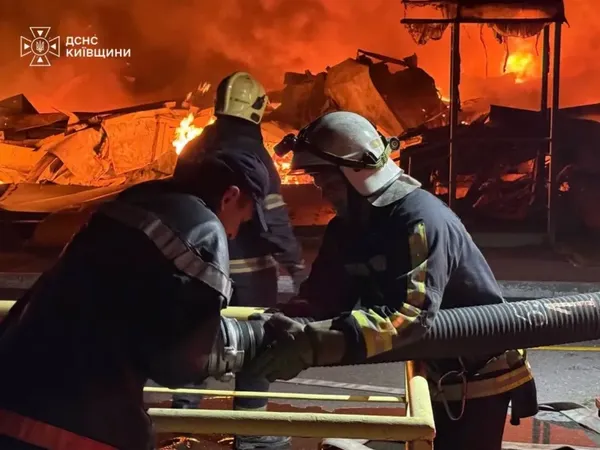 Трагічна ніч на Київщині: ворог забрав життя 14 людей, десятки поранених та палаючі підприємства