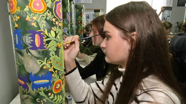 Для благодійного аукціону: у Луцьку студенти розмальовують тубуси від снарядів (відео)