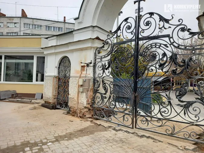 У луцькому соборі реставрують вхідні ворота (фото)