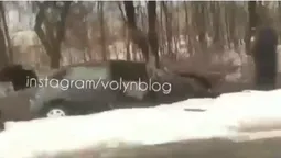 Між Шацьком і Любомлем легковик злетів у кювет (відео)