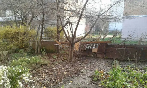 Муніципали продовжують зносити саморобні паркани у Луцьку (фото)