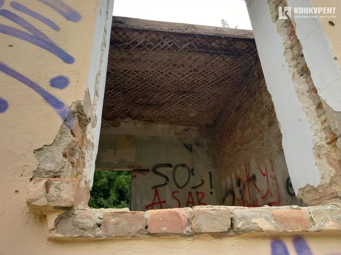 Сміття та розруха: що коїться на старій рятувальній станції у Луцьку (фото)