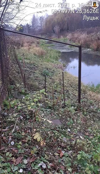 У Луцьку муніципали звільняють береги Сапалаївки від незаконних парканів (фото)