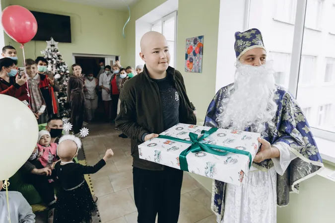 Зворушливо до сліз: мрії онкохворих діток у Луцьку здійснив Миколай (фото)