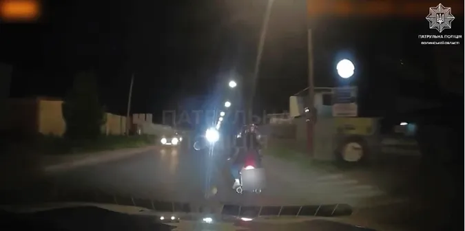 У Луцьку вночі патрульні ганялися за парочкою на мотоциклі (відео)
