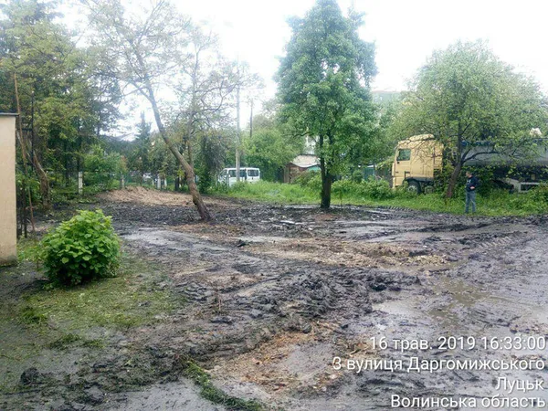 У Луцьку муніципали знесли сараї та вивезли сміття 10-річної давності (фото)