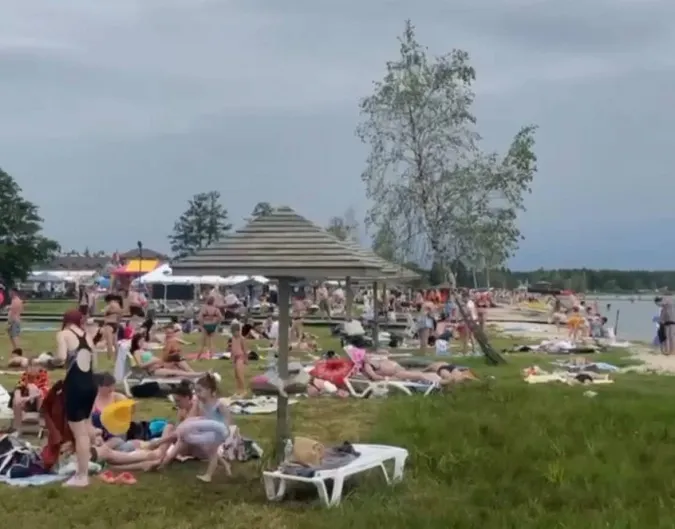 На Світязі за хвилини до грози – натовп відпочивальників (відео)