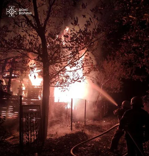 Цегляна споруда, дача та хлів: минулої доби на Волині сталось три загоряння (фото)